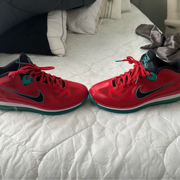 Nike Lebron Liverpool edition. Size 10.5 - Picture 2 of 4